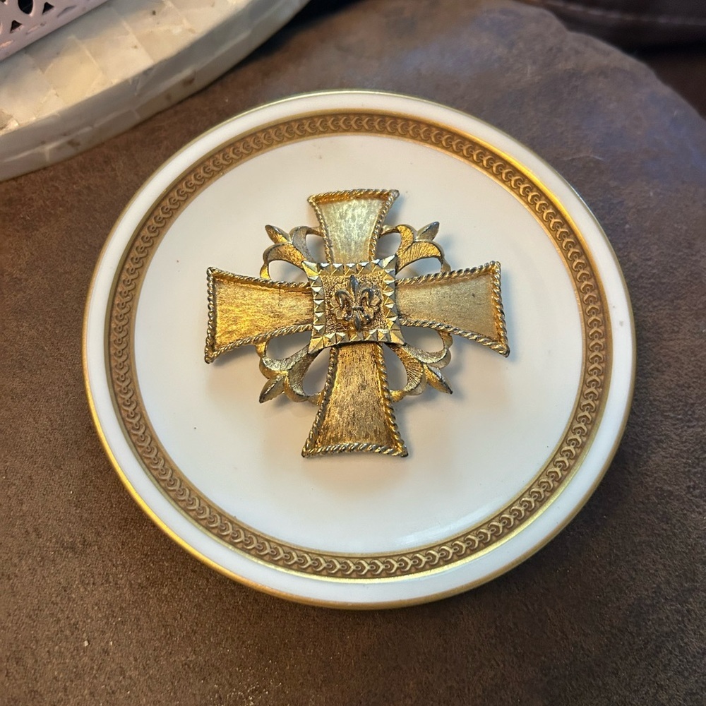 Vintage Brushed Gold Maltese Cross Fleur de Lis Pendant Brooch